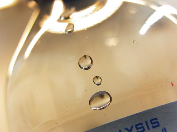 droplets -- nikon coolpix 5700 - 17mm - f4.1 - 1/60sec - ISO 400